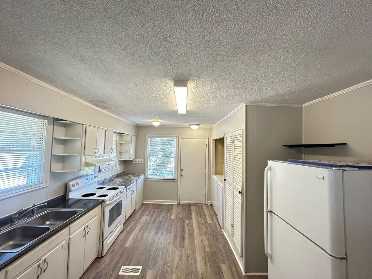 1414 S Kilbourne Rd - Photo 2 of 9