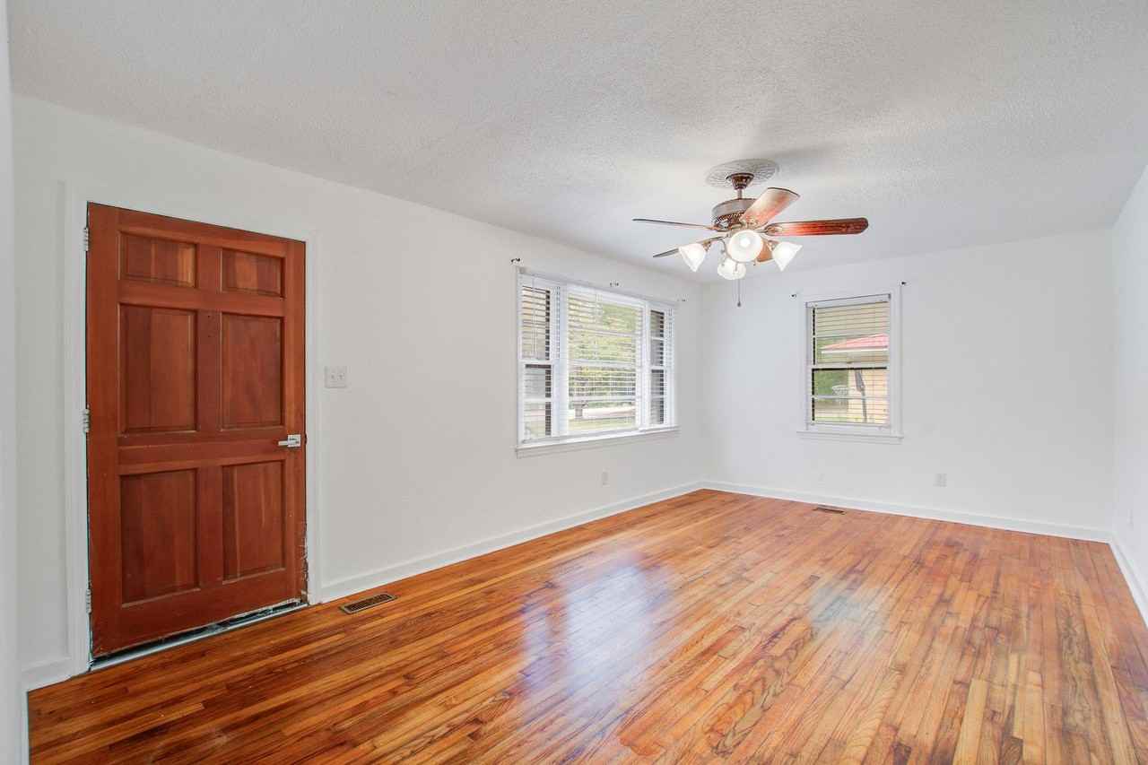 2332 W Circle Dr - Photo 3 of 16