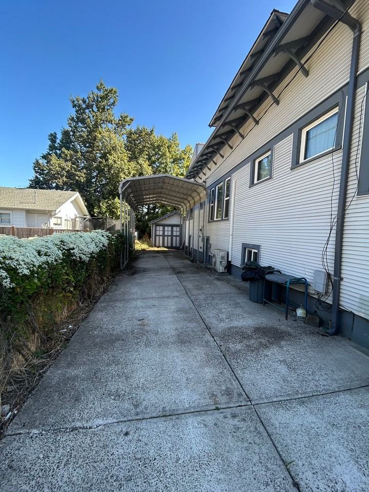 714 Ne Ford St - Photo 3 of 17