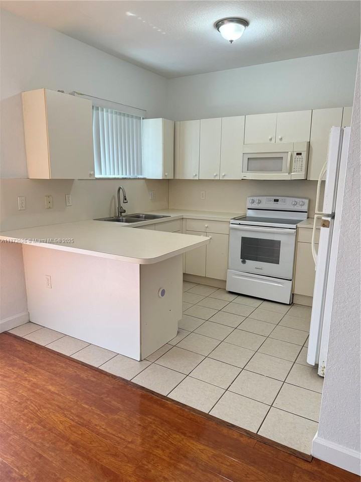 373 Ne 26th Pl #202 - Photo 2 of 8