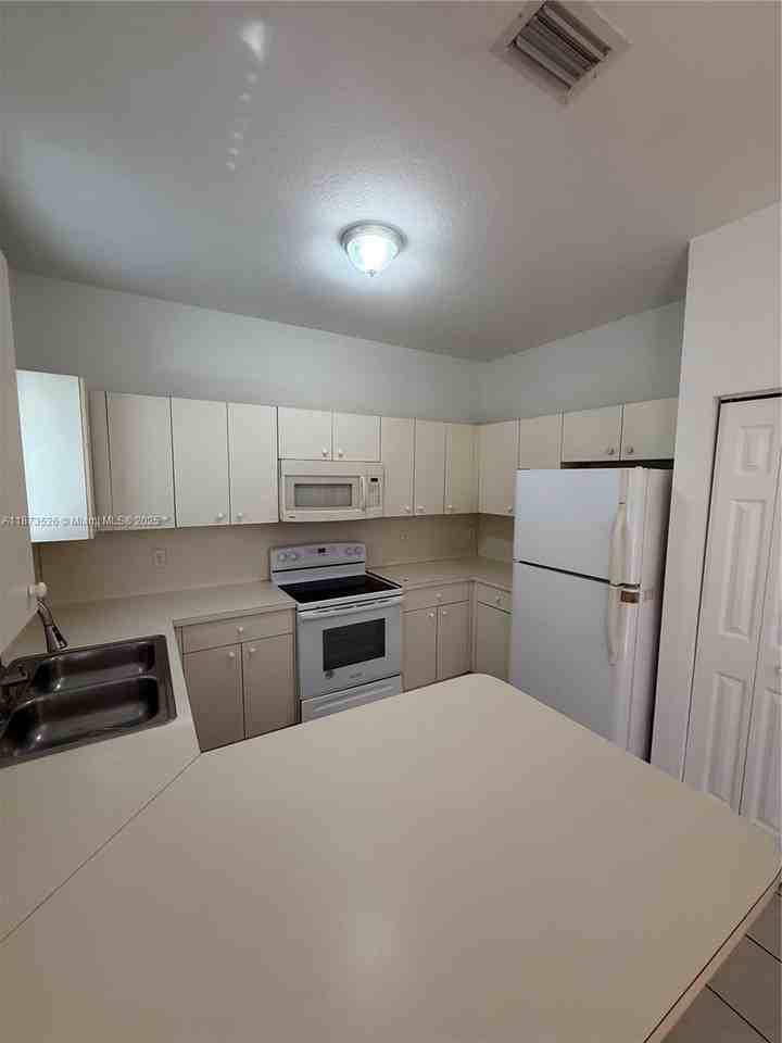 373 Ne 26th Pl #202 - Photo 3 of 8