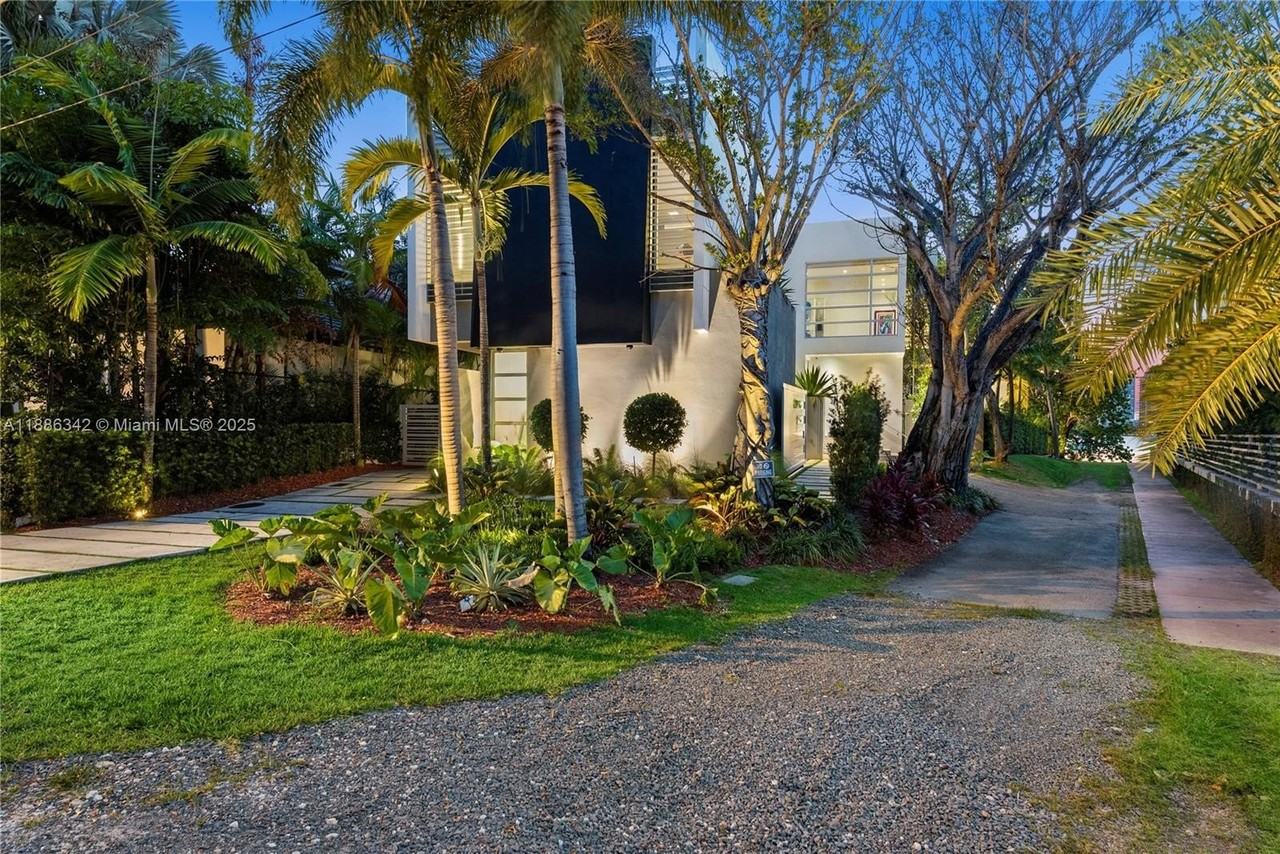 440 S Hibiscus Dr - Photo 3 of 50