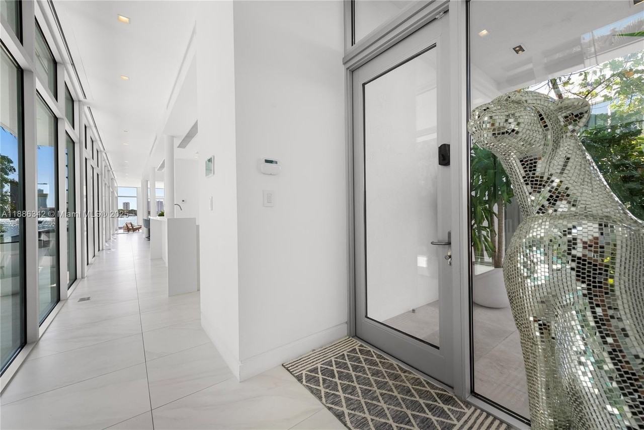 440 S Hibiscus Dr - Photo 6 of 50