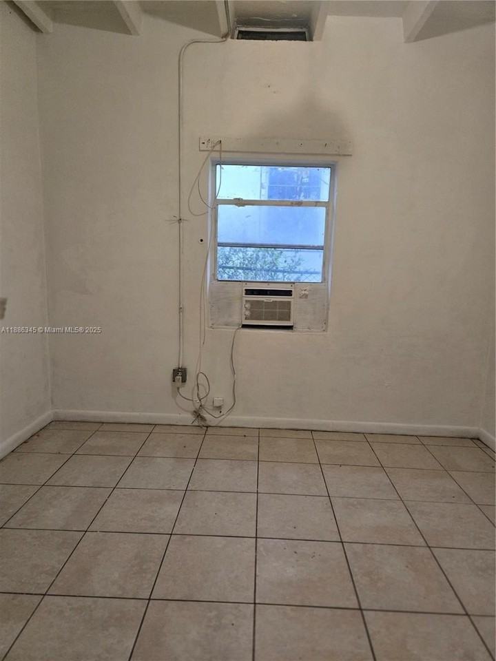 527 Sw 6th Ter #11 - Photo 4 of 4