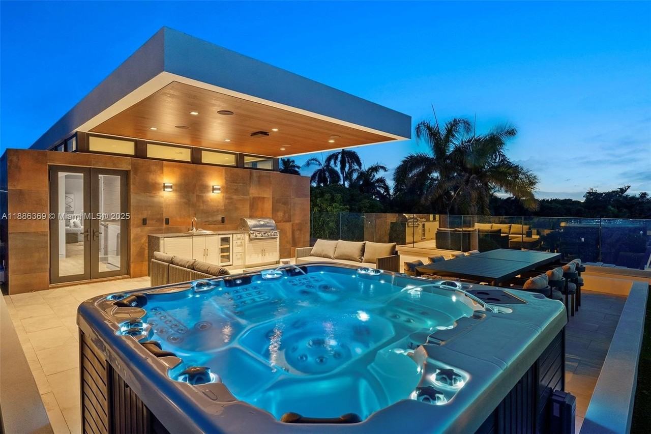 3306 Ne 16th St - Photo 5 of 50