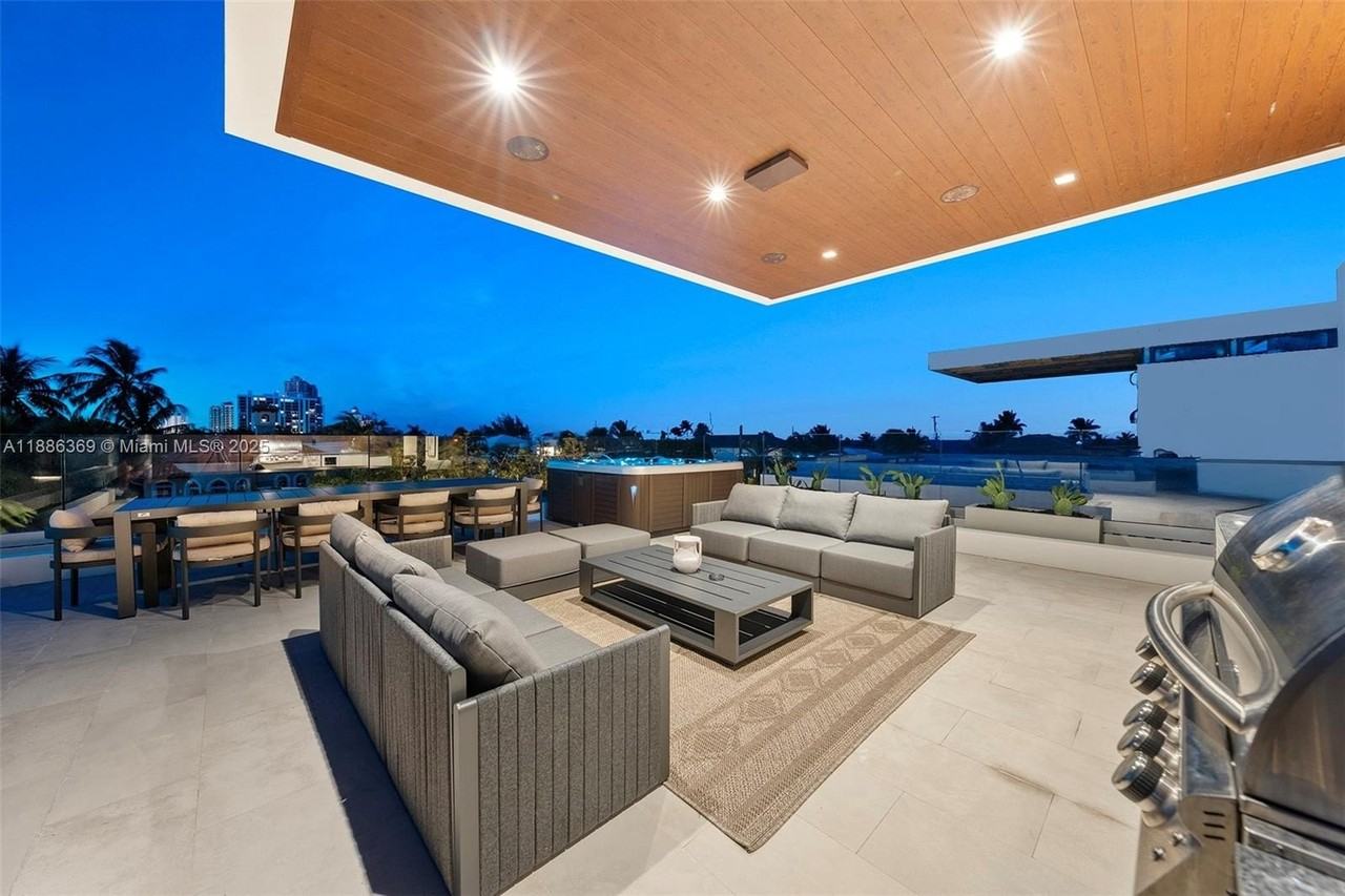 3306 Ne 16th St - Photo 6 of 50