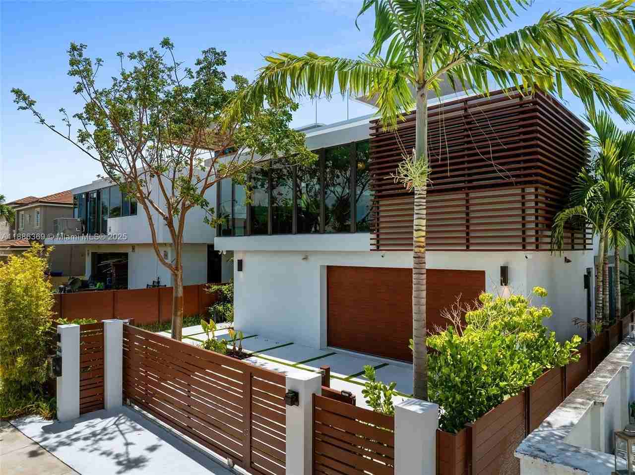 3306 Ne 16th St - Photo 7 of 50