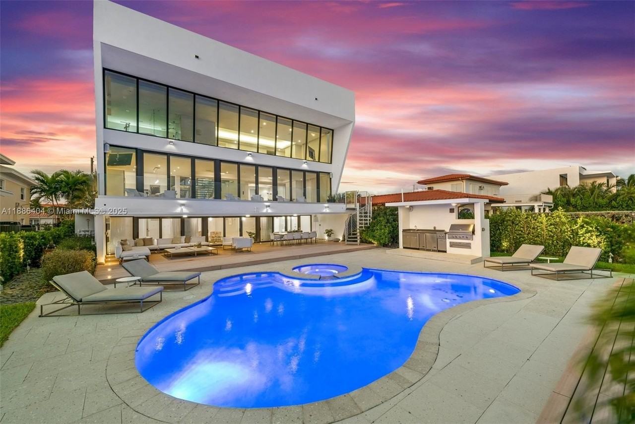 1580 S Treasure Dr - Photo 3 of 35