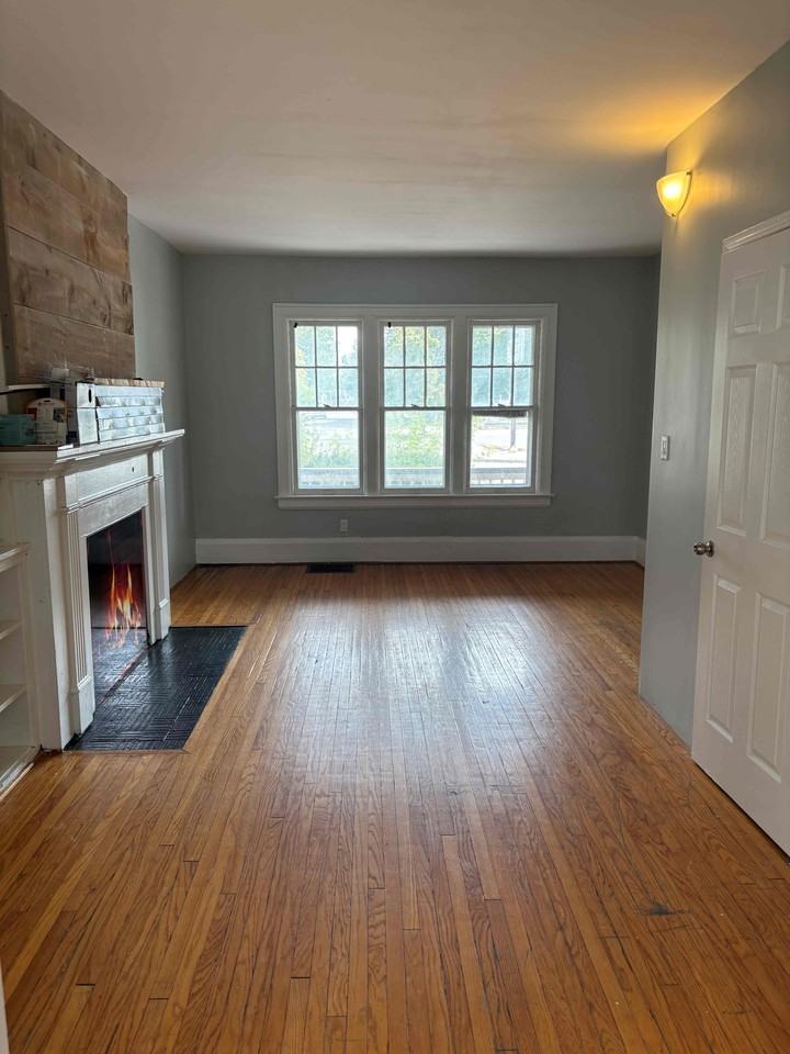 329 Christina St N #MAIN - Photo 2 of 9