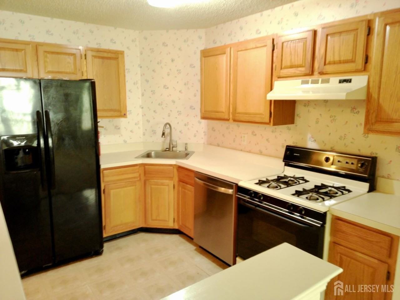 81 Inverness Dr - Photo 5 of 19