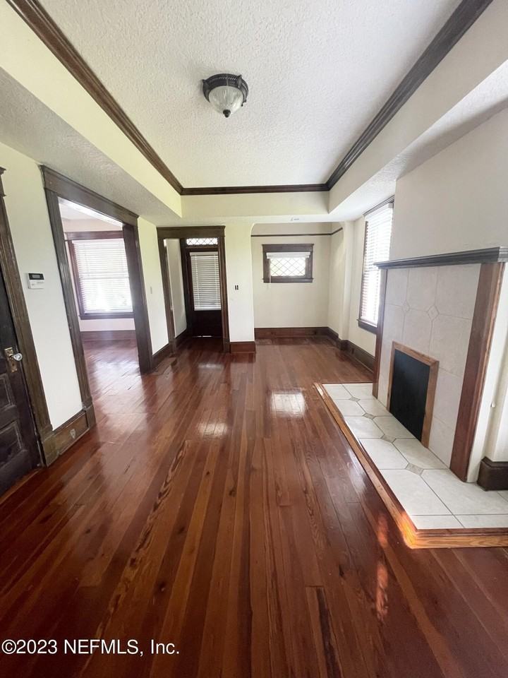 1739 Silver St - Photo 4 of 11