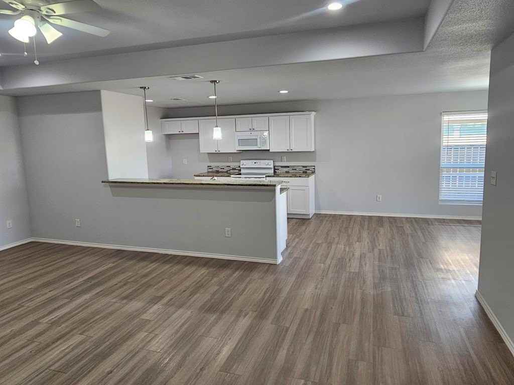 1637 Wrigley Dr - Photo 4 of 22