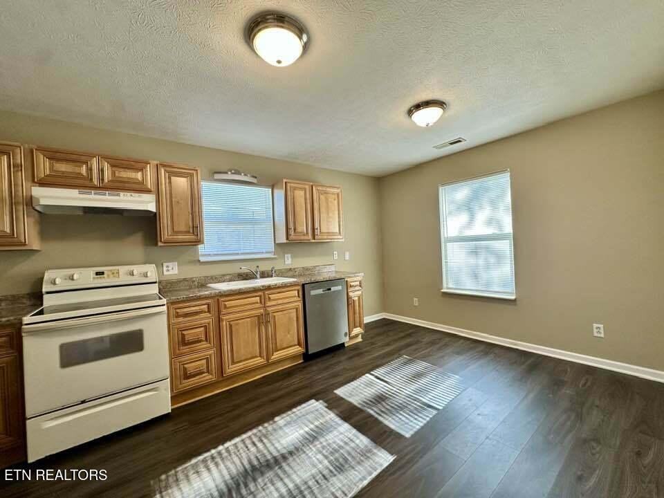 415 1st St - Photo 4 of 15