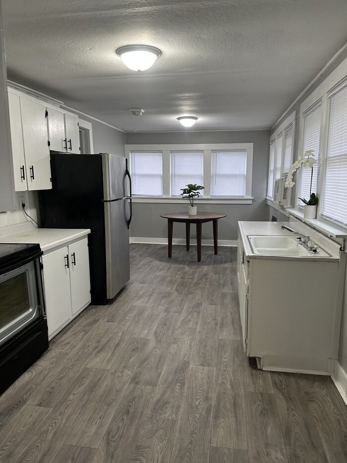 1305 W 21st St - Photo 2 of 4