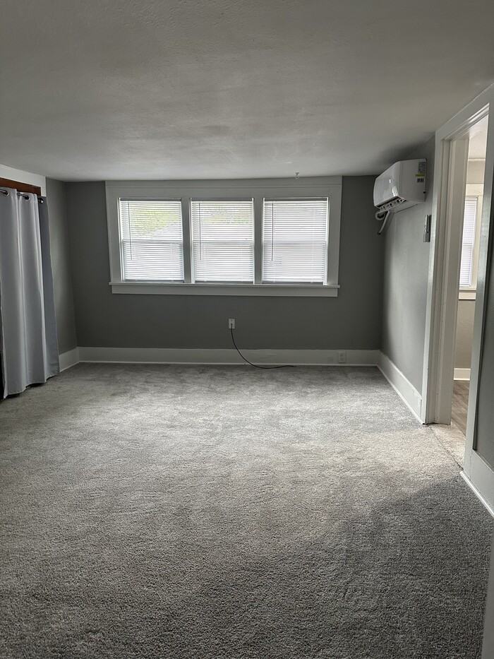 1305 W 21st St - Photo 3 of 4