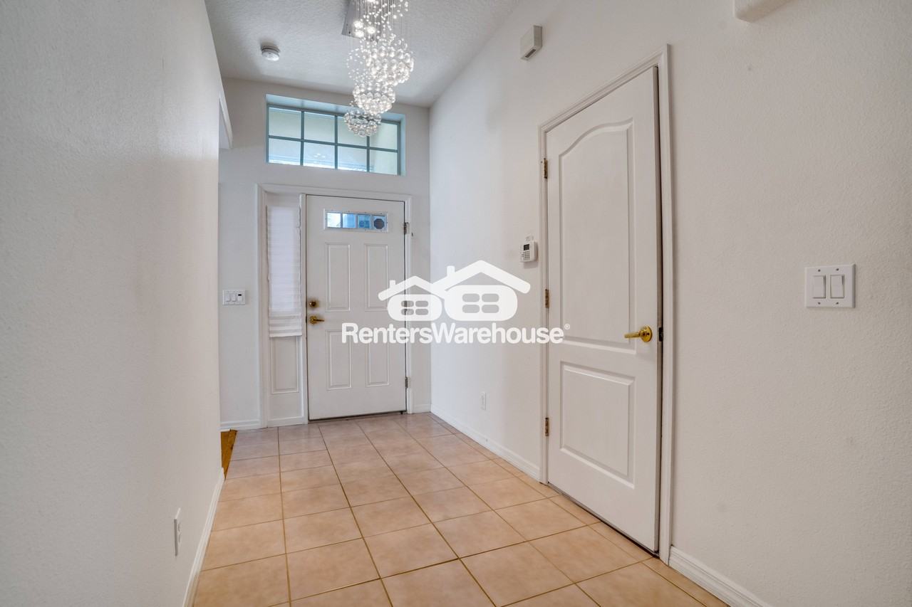 14950 Hidden Oaks Circle - Photo 3 of 22