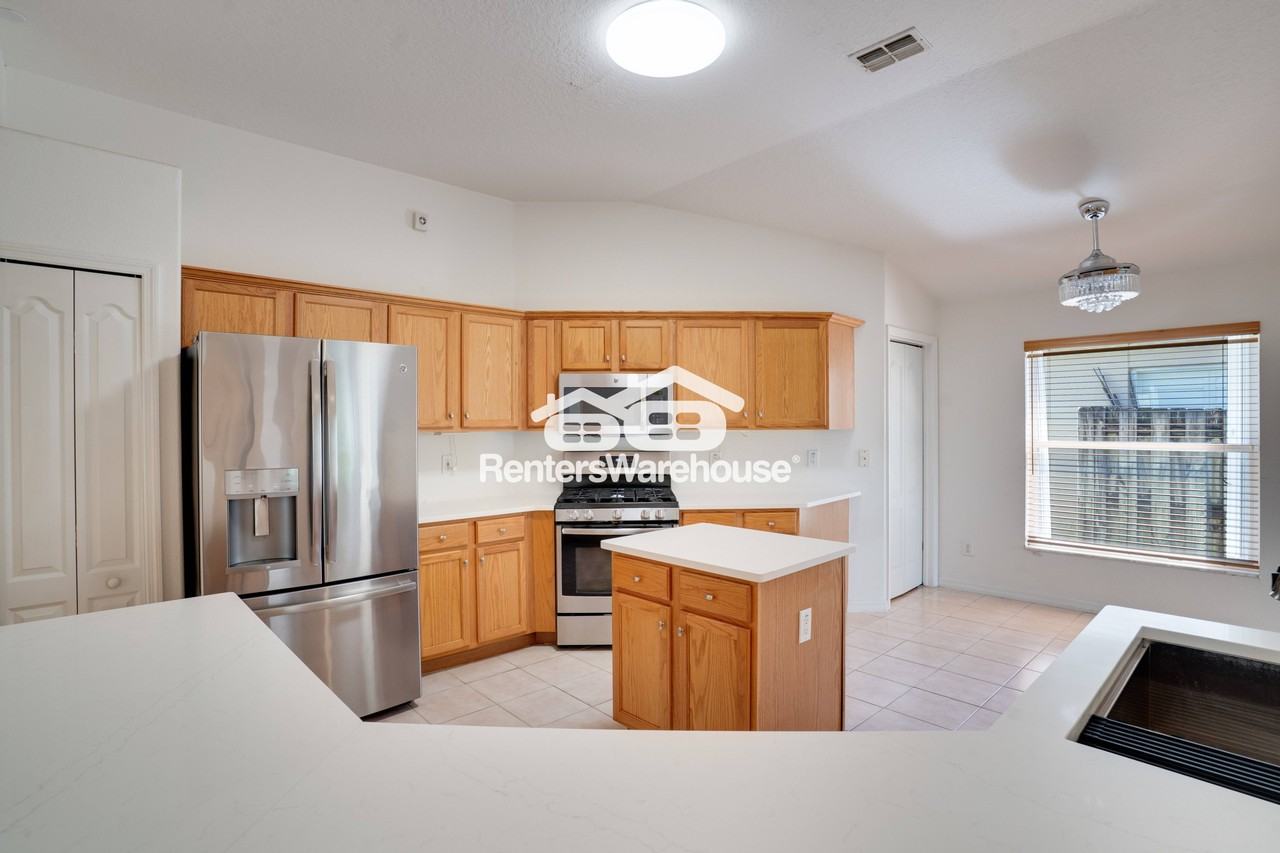 14950 Hidden Oaks Circle - Photo 4 of 22