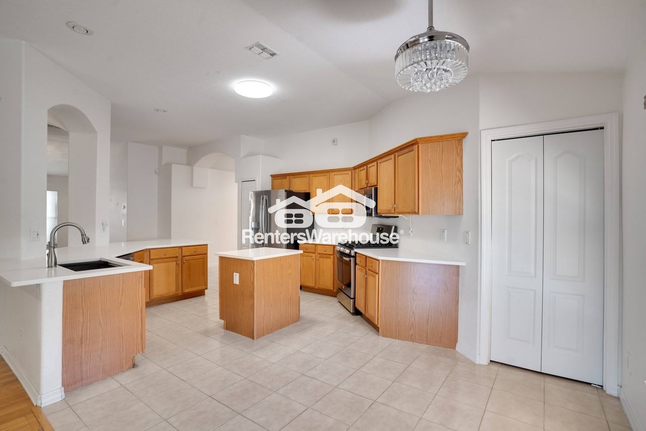 14950 Hidden Oaks Circle - Photo 5 of 22