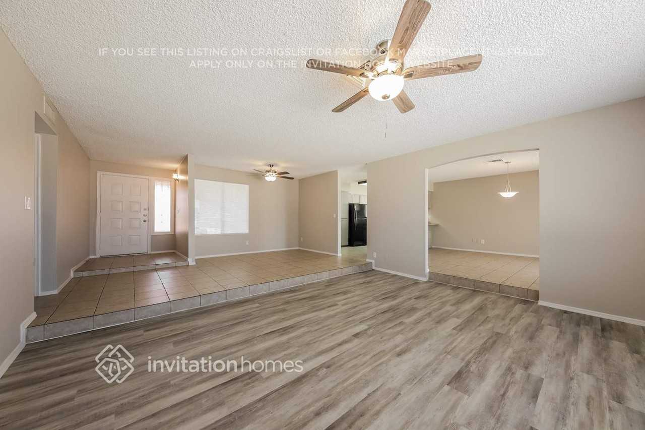 5322 W Seldon Ln - Photo 3 of 16