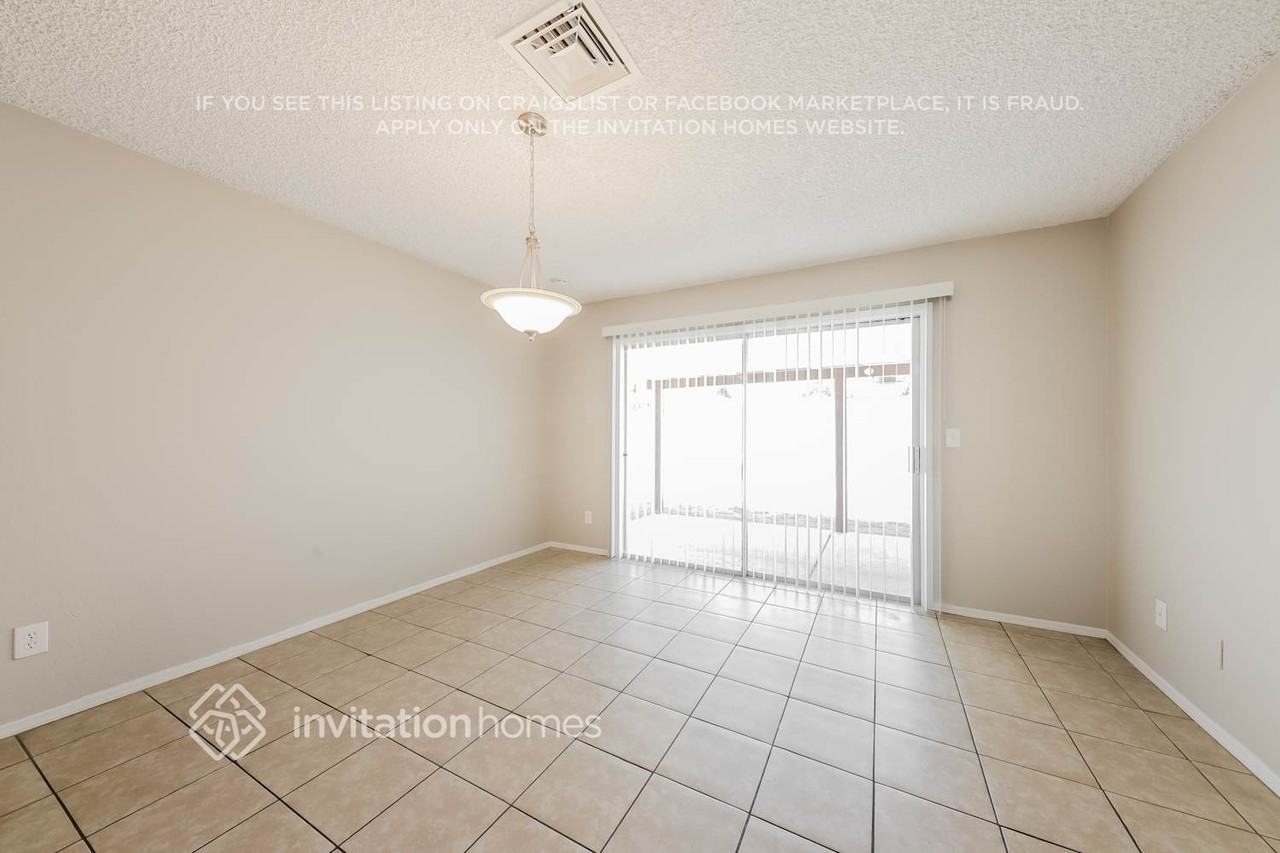 5322 W Seldon Ln - Photo 5 of 16