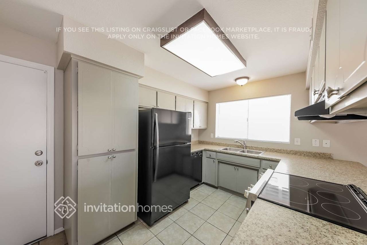 5322 W Seldon Ln - Photo 6 of 16