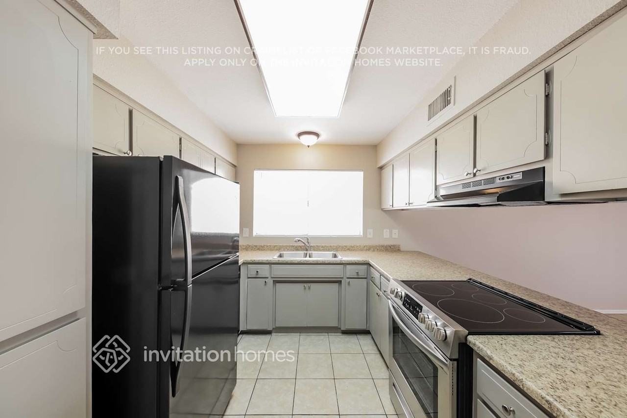 5322 W Seldon Ln - Photo 7 of 16