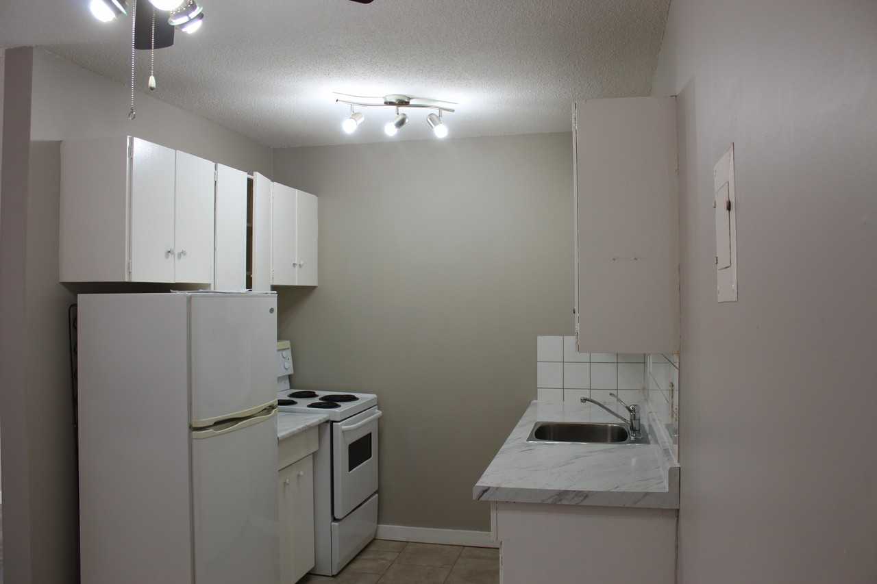 Berkley Manor - Photo 3 of 7