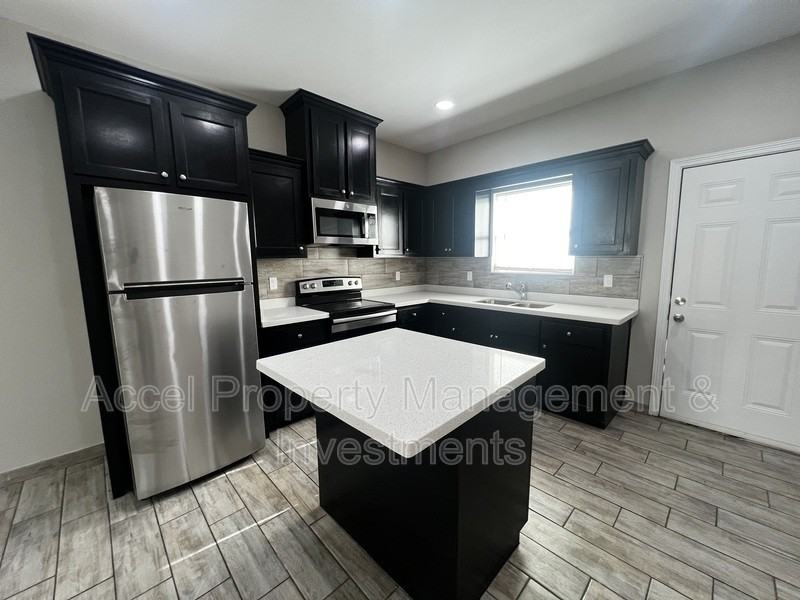 1327 W Garfield Ave #3 - Photo 4 of 15