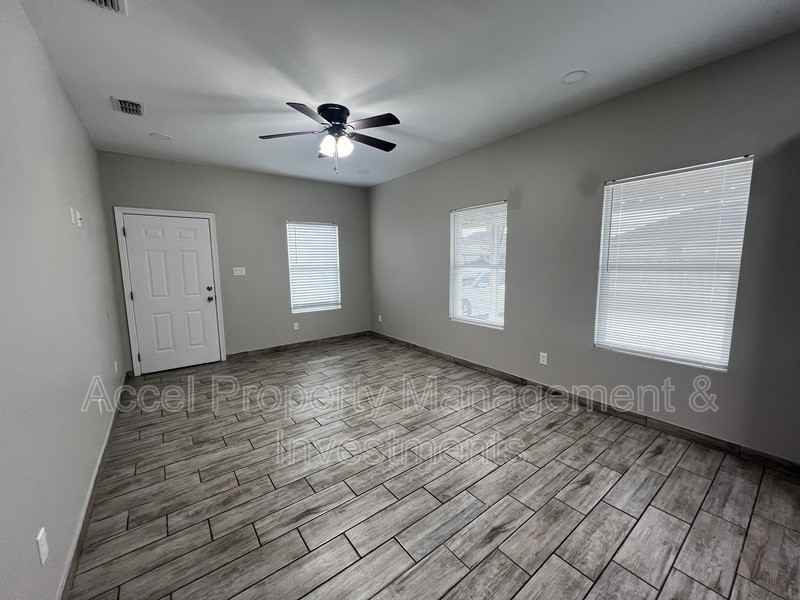 1327 W Garfield Ave #2 - Photo 3 of 13