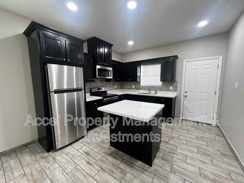 1327 W Garfield Ave #2 - Photo 4 of 13