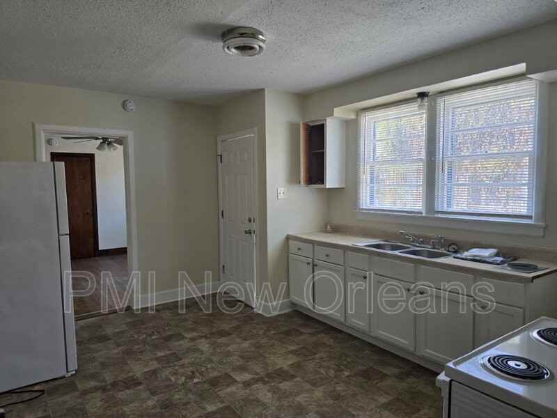 3022 Serantine St - Photo 4 of 11