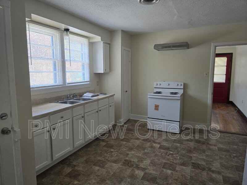 3022 Serantine St - Photo 5 of 11