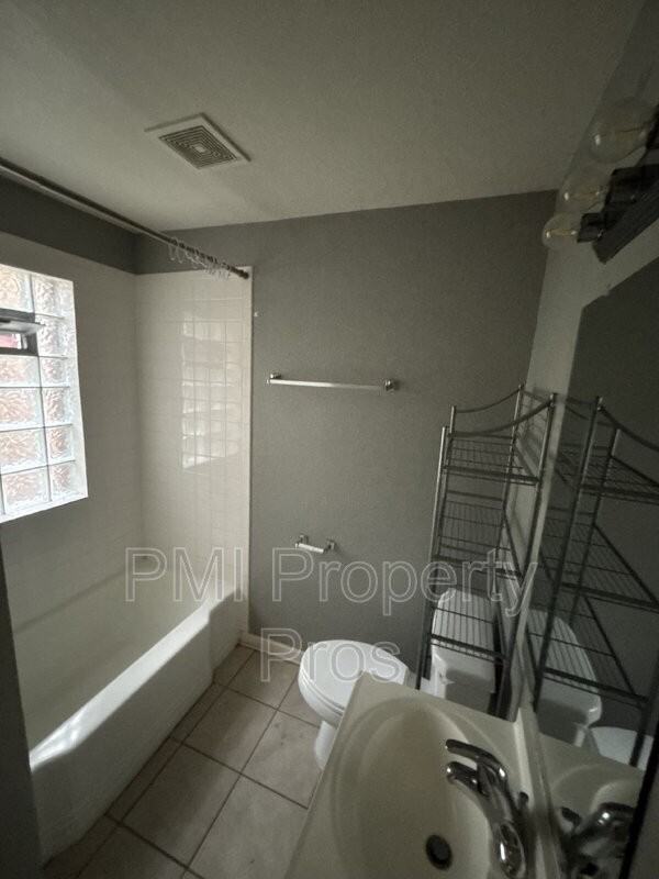 6712 W Villard Ave - Photo 3 of 10