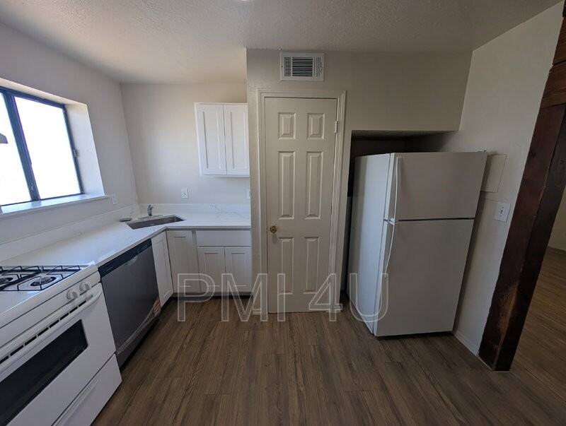 118 S Main St - Photo 5 of 16