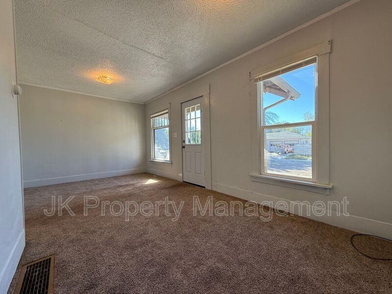 511 33rd St N - Photo 4 of 22