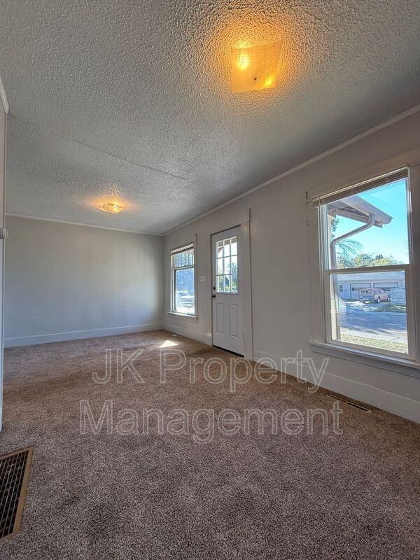 511 33rd St N - Photo 5 of 22