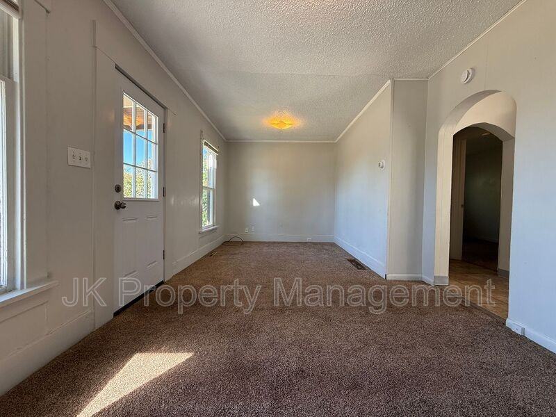 511 33rd St N - Photo 6 of 22