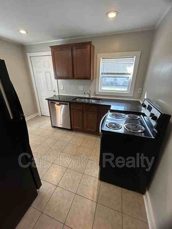 807 E 2nd Ave - Photo 7 of 14