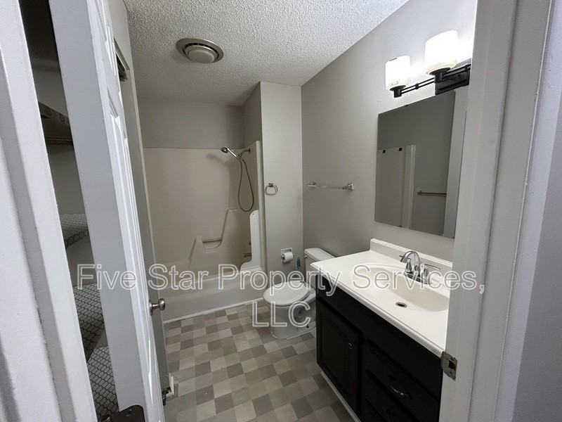 110 W Lake Shore Dr #20 - Photo 5 of 17