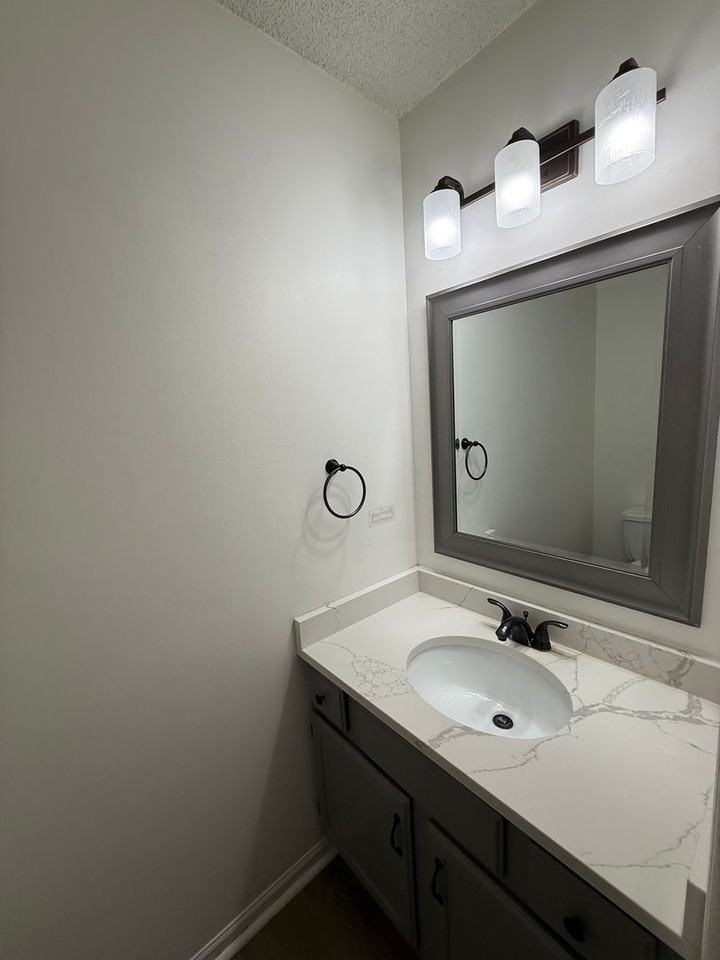 14357 Estates Ave - Photo 6 of 27