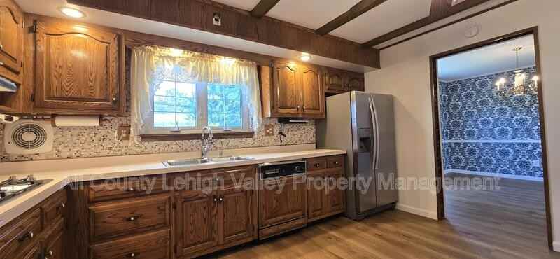 7102 Linden Rd - Photo 3 of 12