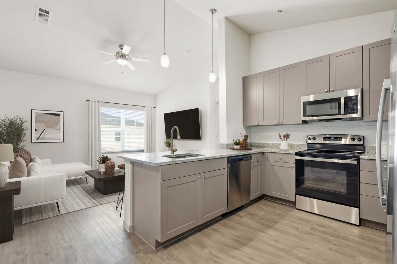 Camden Leander - Photo 7 of 50