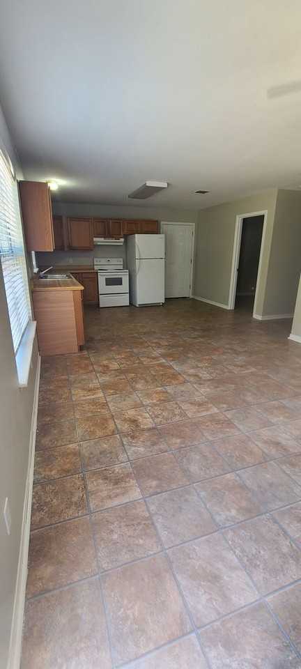 306 Scarborough Rd - Photo 2 of 9