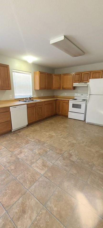 306 Scarborough Rd - Photo 3 of 9