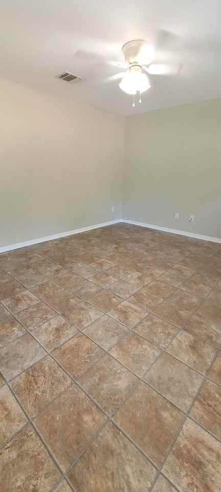 306 Scarborough Rd - Photo 4 of 9