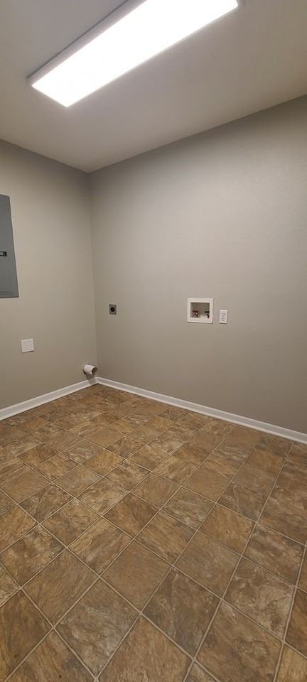 306 Scarborough Rd - Photo 5 of 9
