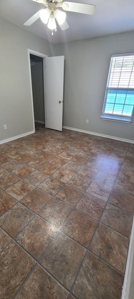 306 Scarborough Rd - Photo 6 of 9