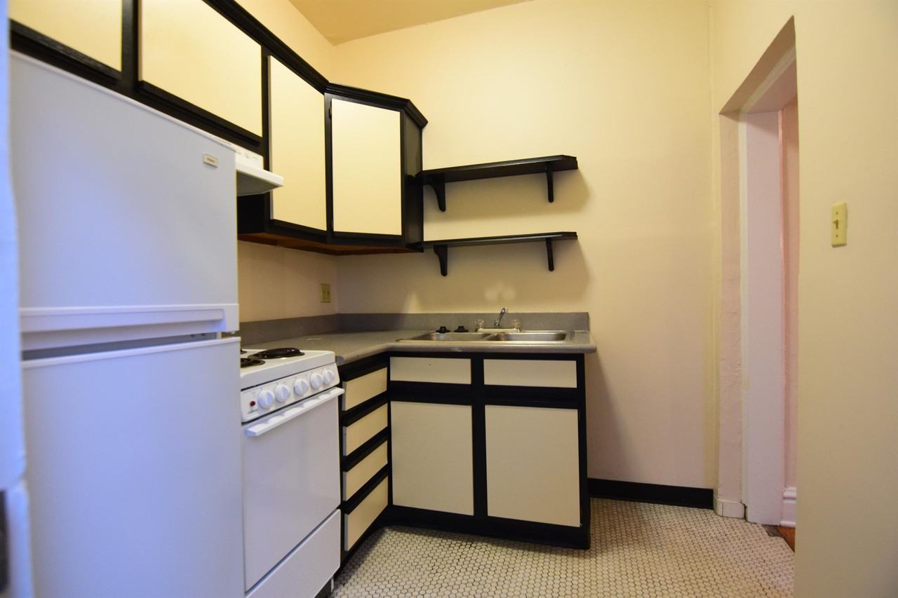 Greystone Court Apartments - Photo 4 of 25