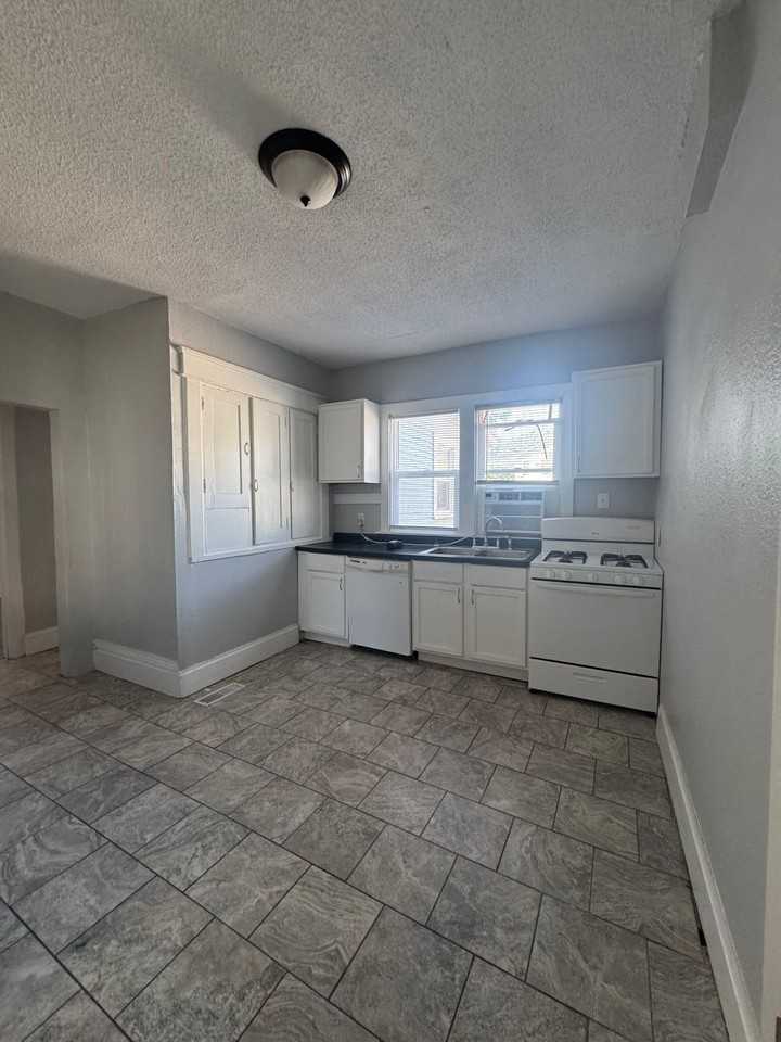 1118 26th Street - Photo 2 of 6