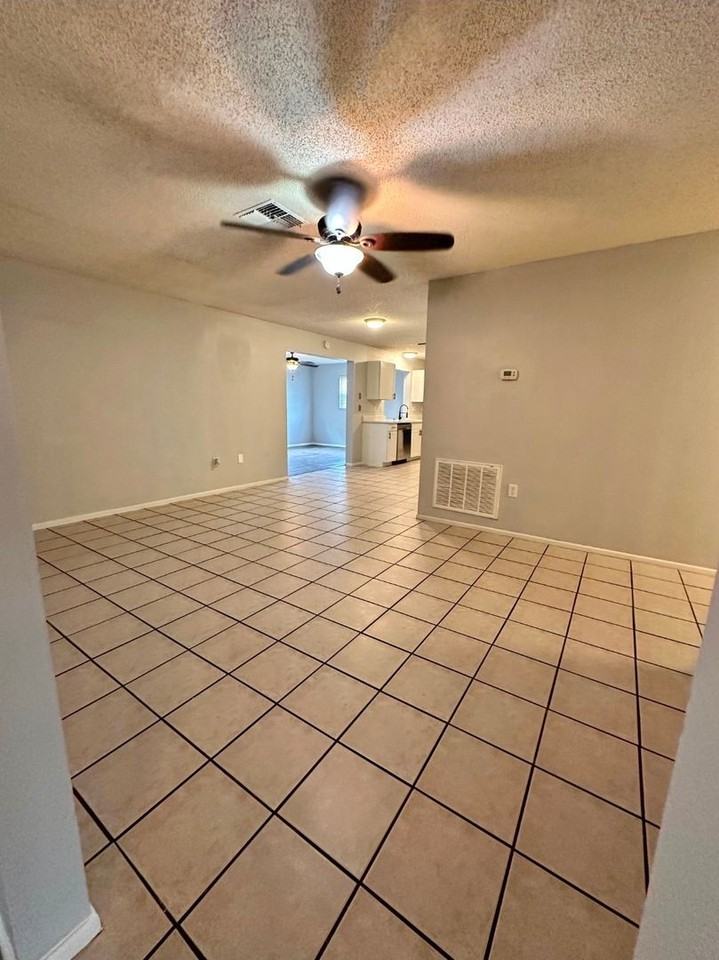 11143 Holbrook St - Photo 2 of 13